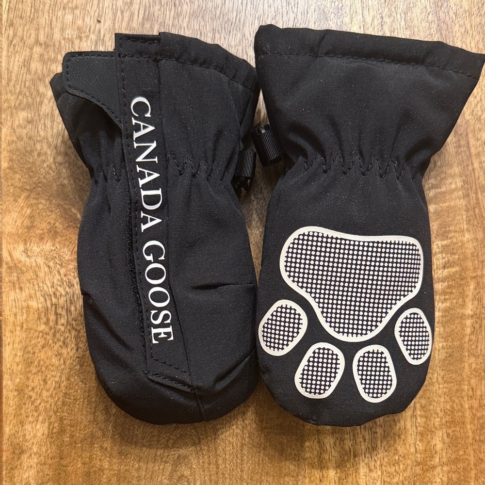 Canada Goose Black Paw Print Mittens